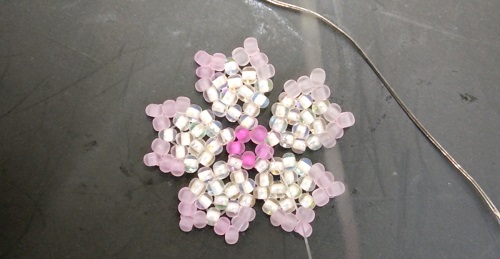 4月3日，手工活兼職是真的嗎？居家專兼職的好副業(yè)，開飾品加工廠，與手工之家合作，這些做法讓大家收入好，圖為飾品類串珠手工產品剪影