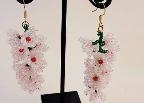 4月4日，在家兼職手工活，帶回家做的手工項(xiàng)目，開飾品加工廠，在手工之家，適合做自然收入好，圖為串珠米珠繡手工產(chǎn)品剪影