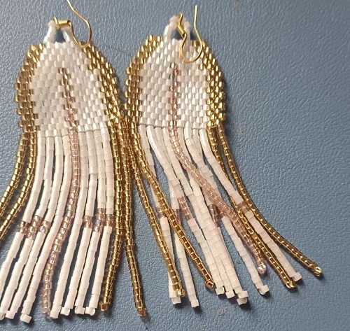 4月6日，手工活接單正規(guī)平臺(tái)，可靠的串珠手工，開(kāi)飾品加工廠，在手工之家，時(shí)間越長(zhǎng)、合作越穩(wěn)、收入越好，圖為串珠米珠繡手工產(chǎn)品剪影