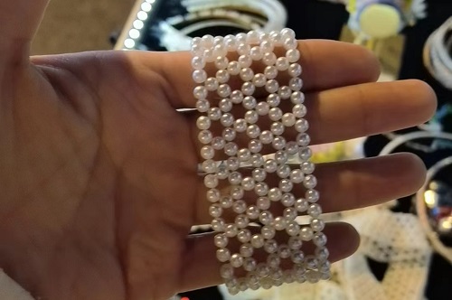 4月7日，在家可以做的兼職工作，拿回家做的手工項(xiàng)目，開飾品加工廠，在手工之家，產(chǎn)品選的好、收入會(huì)更好，圖為串珠米珠繡手工產(chǎn)品剪影