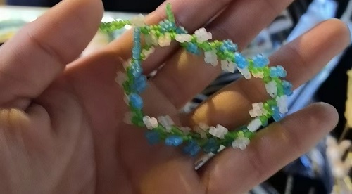 4月7日，在家可以做的兼職工作，拿回家做的手工項(xiàng)目，開飾品加工廠，在手工之家，產(chǎn)品選的好、收入會(huì)更好，圖為串珠米珠繡手工產(chǎn)品剪影