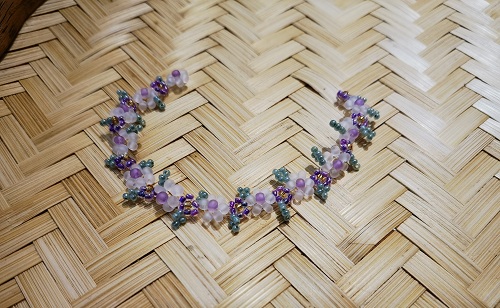 4月9日，外發(fā)手工領(lǐng)回家做，靈活就業(yè)好副業(yè)，開飾品加工廠，在手工之家，加工銷售合作各有優(yōu)勢，圖為串珠米珠繡手工產(chǎn)品剪影