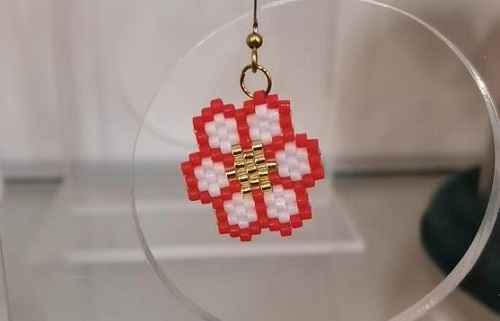 4月10日，手工活拿回家做在哪里找，居家就業(yè)好副業(yè)，在手工之家，純手工事業(yè)這樣合作，圖為串珠米珠繡手工產(chǎn)品剪影