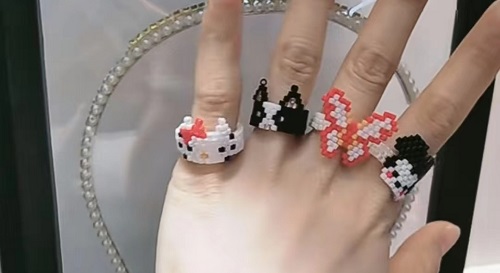 4月11日，手工活外發(fā)加工可靠嗎？純手工串珠靈活就業(yè)，開(kāi)飾品加工廠，在手工之家，合作人員收入好是有原因的，圖為串珠米珠繡手工產(chǎn)品剪影