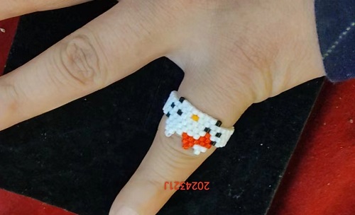 4月11日，手工活外發(fā)加工可靠嗎？純手工串珠靈活就業(yè)，開(kāi)飾品加工廠，在手工之家，合作人員收入好是有原因的，圖為串珠米珠繡手工產(chǎn)品剪影