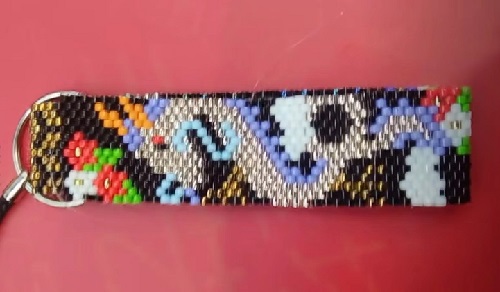 4月13日，手工活兼職招聘信息，正規(guī)可靠的手工項目，開飾品加工廠，因為比較，越來越多人選擇與手工之家合作，圖為串珠米珠繡手工產(chǎn)品剪影