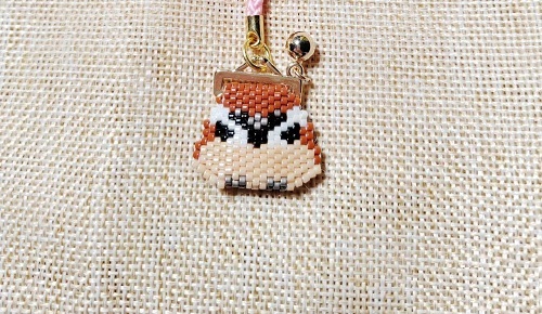 4月13日，手工活兼職招聘信息，正規(guī)可靠的手工項目，開飾品加工廠，因為比較，越來越多人選擇與手工之家合作，圖為串珠米珠繡手工產(chǎn)品剪影