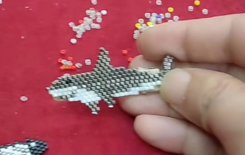 4月14日，在家里就能賺錢的工作，帶回家做的手工，開飾品加工廠，手工之家與大家一起努力、合作共贏，圖為串珠米珠繡手工產(chǎn)品剪影