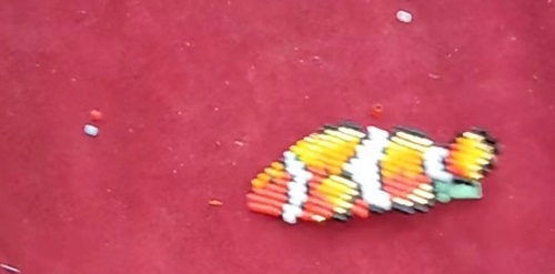 4月14日，在家里就能賺錢的工作，帶回家做的手工，開飾品加工廠，手工之家與大家一起努力、合作共贏，圖為串珠米珠繡手工產(chǎn)品剪影