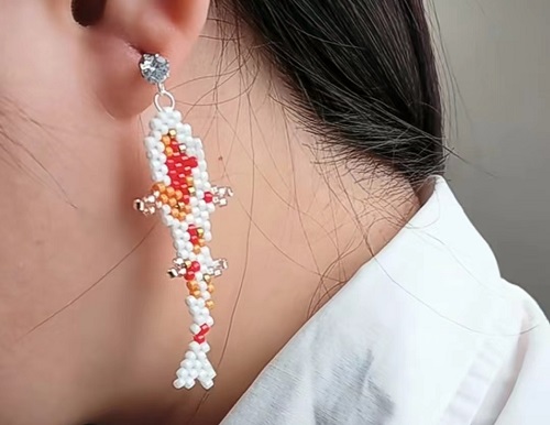 4月15日，家里干的手工活兼職，純手工加工項目，開飾品加工廠，在手工之家，做兩種業(yè)務(wù)收入更好，圖為飾品類串珠純手工產(chǎn)品剪影