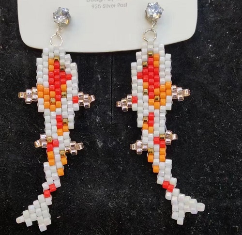 4月15日，家里干的手工活兼職，純手工加工項目，開飾品加工廠，在手工之家，做兩種業(yè)務(wù)收入更好，圖為飾品類串珠純手工產(chǎn)品剪影