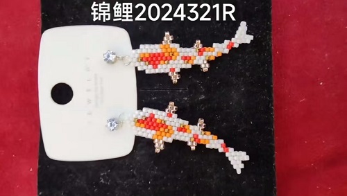 4月15日，家里干的手工活兼職，純手工加工項目，開飾品加工廠，在手工之家，做兩種業(yè)務(wù)收入更好，圖為飾品類串珠純手工產(chǎn)品剪影