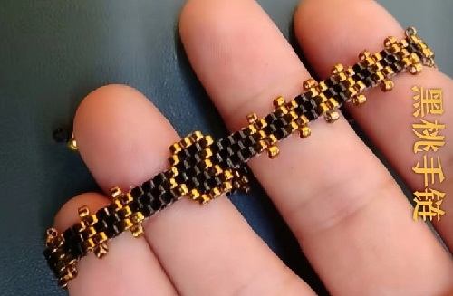 4月16日，外發(fā)手工領(lǐng)回家做，靈活就業(yè)手工項(xiàng)目，在家做手工掙錢(qián)，開(kāi)飾品加工廠(chǎng)，與手工之家合作，產(chǎn)品讓大家的收入有保障，圖為飾品類(lèi)串珠純手工產(chǎn)品剪影