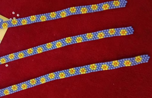 4月18日，寶媽手工活兼職，正規(guī)手工接單平臺(tái)，開飾品加工廠，在手工之家，平等成就雙方，圖為飾品類串珠純手工產(chǎn)品剪影