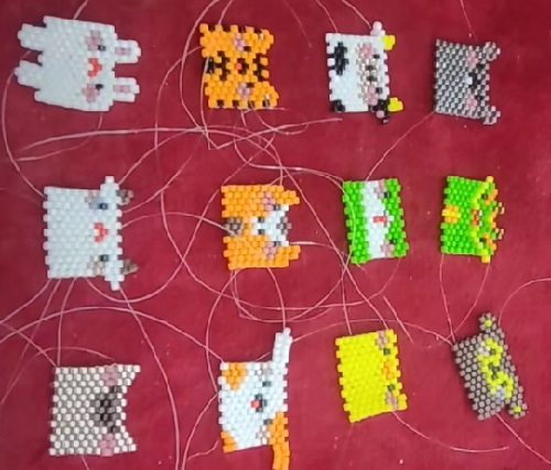 4月19日，在家做的手工活正規(guī)平臺，拿回家做的手工項(xiàng)目，開飾品加工廠，在手工之家，有大家都能做的純手工，圖為飾品類串珠純手工產(chǎn)品剪影