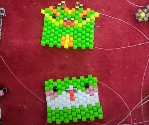 4月19日，在家做的手工活正規(guī)平臺，拿回家做的手工項(xiàng)目，開飾品加工廠，在手工之家，有大家都能做的純手工，圖為飾品類串珠純手工產(chǎn)品剪影