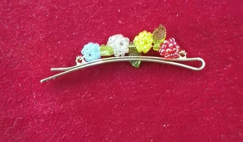 4月20日，手工活外發(fā)加工可靠嗎？靈活就業(yè)好手工，開(kāi)飾品加工廠，手工之家的綜合發(fā)展離不開(kāi)每一個(gè)合作人員，圖為飾品類(lèi)串珠純手工產(chǎn)品剪影