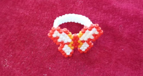 4月24日，在家能做的手工活兼職，帶回家做的手工項(xiàng)目，老手工平臺(tái)，開飾品加工廠，手工之家是你我共同的品牌，圖為飾品類串珠純手工產(chǎn)品剪影