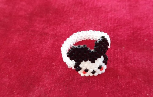 4月24日，在家能做的手工活兼職，帶回家做的手工項(xiàng)目，老手工平臺(tái)，開飾品加工廠，手工之家是你我共同的品牌，圖為飾品類串珠純手工產(chǎn)品剪影