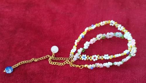 4月27日，手工活外發(fā)加工正規(guī)廠家，純手工加工串珠，開飾品加工廠，居家專兼職的好副業(yè)，與手工之家合作，城市有城市的優(yōu)勢，圖為飾品類串珠純手工產(chǎn)品剪影