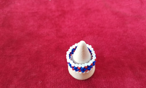 4月30日，手工活從哪里找廠家，可靠的串珠手工項目，靈活就業(yè)好手工，在手工之家，產(chǎn)品始終是發(fā)展的重點之一，圖為飾品類串珠純手工產(chǎn)品剪影