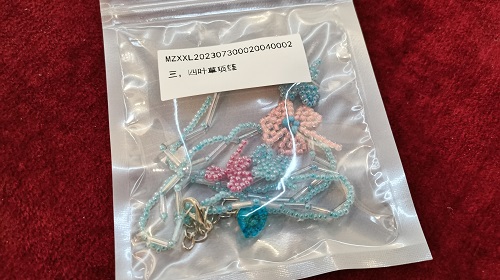 5月2日，在家能掙錢的正規(guī)手工，靈活就業(yè)串珠手工項(xiàng)目，開飾品加工廠，在手工之家，合作要先看自己的實(shí)際情況，圖為飾品類串珠純手工產(chǎn)品剪影