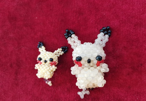 5月6日，外發(fā)加工接單平臺，靈活就業(yè)手工飾品廠項目，與手工之家合作，開手工加工廠有什么優(yōu)勢？圖為串珠米珠繡純手工產(chǎn)品剪影