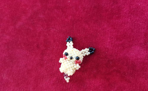 5月6日，外發(fā)加工接單平臺，靈活就業(yè)手工飾品廠項目，與手工之家合作，開手工加工廠有什么優(yōu)勢？圖為串珠米珠繡純手工產(chǎn)品剪影