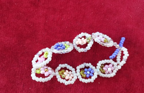 5月9日，手工活外發(fā)加工可靠嗎？靈活就業(yè)創(chuàng)業(yè)，開手工加工廠，在手工之家，純手工合作發(fā)展好，圖為串珠米珠繡純手工產(chǎn)品剪影