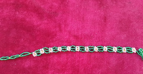 5月10日，農(nóng)村手工活加工項目去哪里找，拿回家做的手工項目，開手工加工廠，選擇手工之家因為對這里滿意，圖為飾品類串珠純手工產(chǎn)品剪影