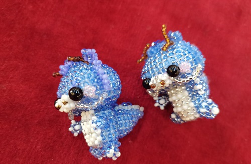 5月11日，手工活兼職招聘信息，在家做串珠手工項目掙錢，開串珠加工廠，手工之家堅持做好產(chǎn)品銷售，圖為串珠米珠繡純手工產(chǎn)品剪影