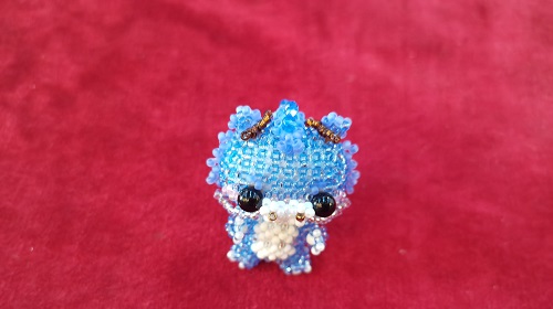 5月11日，手工活兼職招聘信息，在家做串珠手工項目掙錢，開串珠加工廠，手工之家堅持做好產(chǎn)品銷售，圖為串珠米珠繡純手工產(chǎn)品剪影