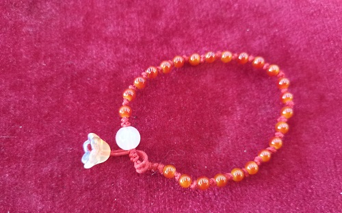 5月12日，兼職手工活可以帶回家做，開飾品加工廠，靈活就業(yè)創(chuàng)業(yè)，在手工之家，家庭主婦都喜歡做手工掙錢，圖為串珠米珠繡純手工產(chǎn)品剪影