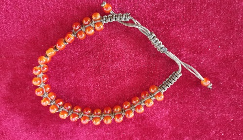 5月12日，兼職手工活可以帶回家做，開飾品加工廠，靈活就業(yè)創(chuàng)業(yè)，在手工之家，家庭主婦都喜歡做手工掙錢，圖為串珠米珠繡純手工產(chǎn)品剪影