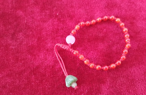 5月12日，兼職手工活可以帶回家做，開飾品加工廠，靈活就業(yè)創(chuàng)業(yè)，在手工之家，家庭主婦都喜歡做手工掙錢，圖為串珠米珠繡純手工產(chǎn)品剪影