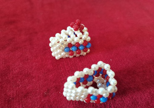 5月13日，外發(fā)手工領(lǐng)回家做，開飾品加工廠，在家做手工掙錢，在手工之家，珍惜和尊重成就雙方，圖為串珠米珠繡純手工產(chǎn)品剪影