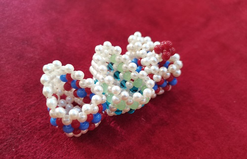 5月13日，外發(fā)手工領(lǐng)回家做，開飾品加工廠，在家做手工掙錢，在手工之家，珍惜和尊重成就雙方，圖為串珠米珠繡純手工產(chǎn)品剪影