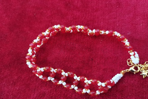 5月15日，在家兼職平臺(tái)正規(guī)的日結(jié)，開串珠加工廠，靈活就業(yè)創(chuàng)業(yè)，與手工之家合作，收入好就要做好定位，圖為串珠米珠繡手工產(chǎn)品剪影