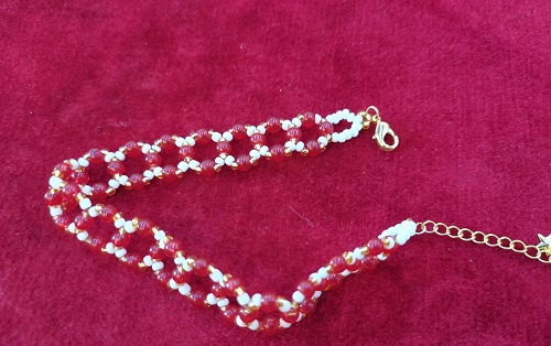 5月15日，在家兼職平臺(tái)正規(guī)的日結(jié)，開串珠加工廠，靈活就業(yè)創(chuàng)業(yè)，與手工之家合作，收入好就要做好定位，圖為串珠米珠繡手工產(chǎn)品剪影