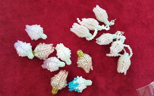 5月16日，手工活拿回家做在哪里找，靈活就業(yè)創(chuàng)業(yè)，開(kāi)飾品加工廠，與手工之家合作，合作和服務(wù)平等真誠(chéng)，圖為串珠米珠繡手工產(chǎn)品剪影