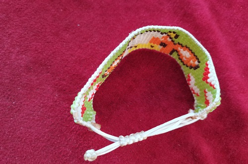 5月17日，在家里就能賺錢的工作，開手工加工廠，居家手工靈活就業(yè)創(chuàng)業(yè)，在手工之家，手工事業(yè)全面發(fā)展，圖為串珠米珠繡純手工產(chǎn)品剪影