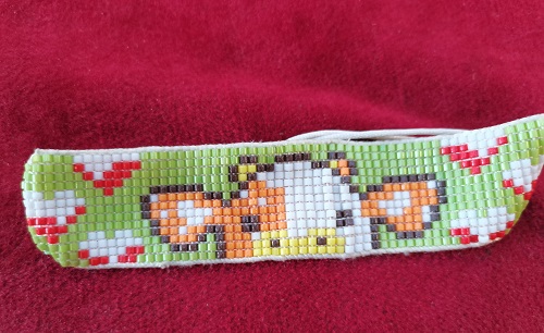 5月17日，在家里就能賺錢的工作，開手工加工廠，居家手工靈活就業(yè)創(chuàng)業(yè)，在手工之家，手工事業(yè)全面發(fā)展，圖為串珠米珠繡純手工產(chǎn)品剪影