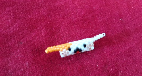 5月27日，兼職手工活可以帶回家做的，開(kāi)手工加工廠，居家手工項(xiàng)目，在手工之家，良好的合作因?yàn)榇蠹蚁嗷コ删?，圖為串珠米珠繡純手工產(chǎn)品剪影