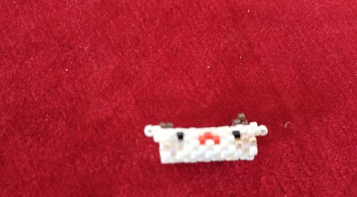 5月27日，兼職手工活可以帶回家做的，開(kāi)手工加工廠，居家手工項(xiàng)目，在手工之家，良好的合作因?yàn)榇蠹蚁嗷コ删?，圖為串珠米珠繡純手工產(chǎn)品剪影