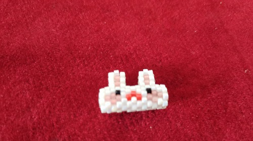 5月27日，兼職手工活可以帶回家做的，開(kāi)手工加工廠，居家手工項(xiàng)目，在手工之家，良好的合作因?yàn)榇蠹蚁嗷コ删?，圖為串珠米珠繡純手工產(chǎn)品剪影