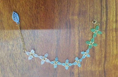 6月19日，手工活外發(fā)加工正規(guī)的廠家，開飾品加工廠，靈活就業(yè)項目，在手工之家，加工好的產(chǎn)品這樣回收銷售，圖為串珠純手工產(chǎn)品剪影