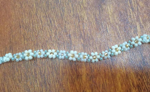 6月19日，手工活外發(fā)加工正規(guī)的廠家，開飾品加工廠，靈活就業(yè)項目，在手工之家，加工好的產(chǎn)品這樣回收銷售，圖為串珠純手工產(chǎn)品剪影