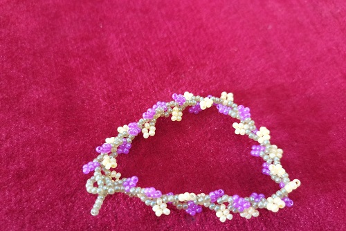 6月29日，手工活兼職可帶回家，手工靈活就業(yè)的好副業(yè)，開(kāi)手工加工廠，手工之家和手工事業(yè)是大家居家掙錢增收的保障，圖為串珠米珠繡純手工產(chǎn)品剪影