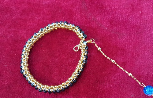 6月30日，可在家做的兼職手工活, 想接正規(guī)廠家的手工項(xiàng)目，開手工加工廠，在家做手工靈活就業(yè)創(chuàng)業(yè)，選手工之家，這里的手工有優(yōu)勢(shì)，圖為串珠米珠繡純手工產(chǎn)品剪影