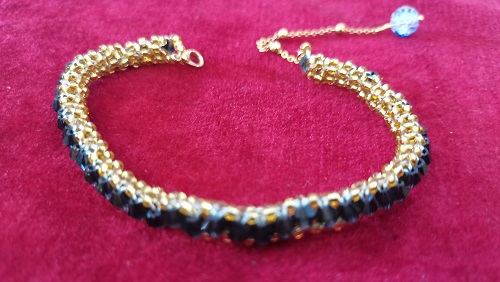 6月30日，可在家做的兼職手工活, 想接正規(guī)廠家的手工項(xiàng)目，開手工加工廠，在家做手工靈活就業(yè)創(chuàng)業(yè)，選手工之家，這里的手工有優(yōu)勢(shì)，圖為串珠米珠繡純手工產(chǎn)品剪影